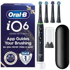 Bild på Oral-B iO6 Eltandborste Giftset Svart 4 tandborsthuvuden, resefodral